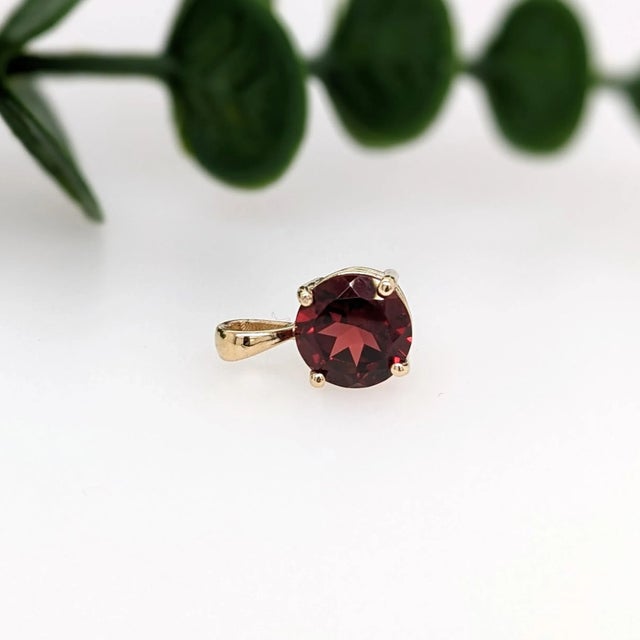 2020s 2.2ct Red Garnet Solitaire Pendant in Solid 14K Yellow Gold Round 8mm For Sale - Image 5 of 8