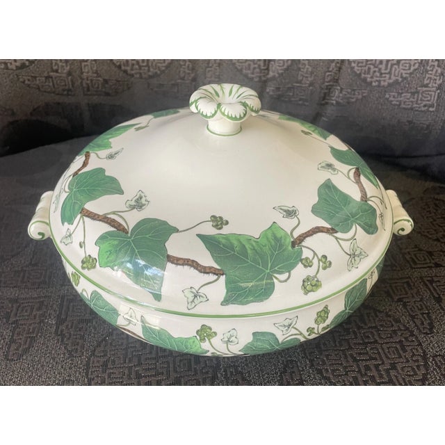 The Napoleon Ivy Covered Serving Dish by Wedgewood is a vintage ceramic dish made in the United Kingdom. It features a...