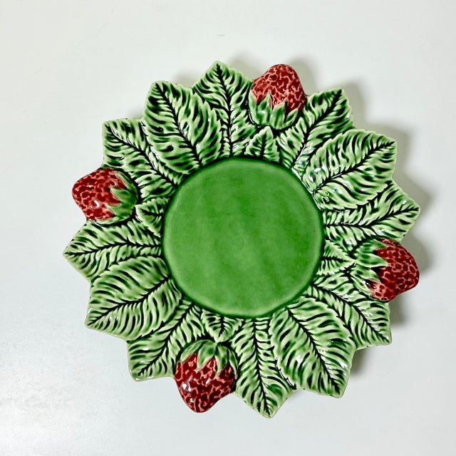 Hollywood Regency 1990s Vintage Hollywood Regency Portuguese Mediterranean Bordallo Pinheiro Majolica Strawberry Plate For Sale - Image 3 of 9