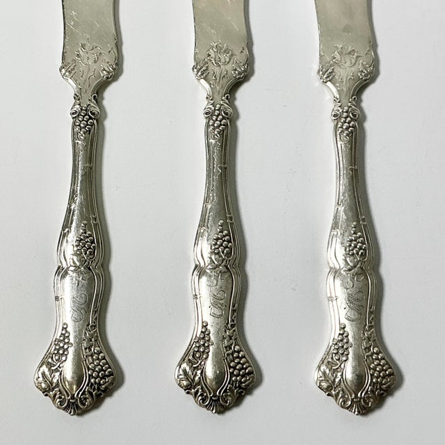 1940s 1940s Vintage Hollywood Regency English Chippendale Silverplate Butter Knives- Set of 5. For Sale - Image 5 of 11