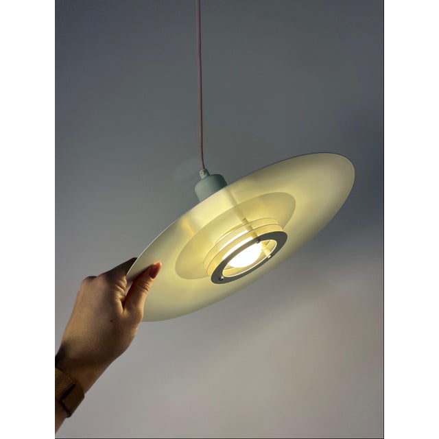 This white louvered lamp (Type 4000) by Lyfa perfectly embodies the minimalist elegance of the 1970s. Lyfa is world-...