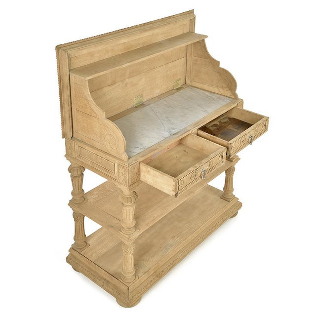 This striped oak dessert sideboard, dating from the 19th century, seduces with the elegance of its carved lines and the...