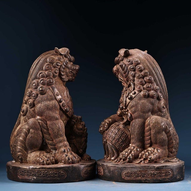 Late 20th Century Pair of Large Vintage Gilt Bronze Guardian Lions – Repoussé & Chased Detailing For Sale - Image 5 of 10