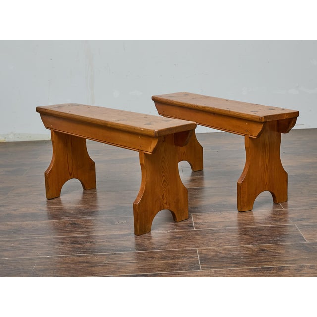 Wood Pair of Rustic American Pine Benches, Circa 1920 – Farmhouse Entryway Seating For Sale - Image 7 of 11