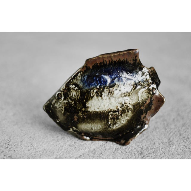 1960s Mid-Century Scandinavian Modern Brown and Cobalt Stoneware Fish Figurine by Carl-Harry Stålhane for Rörstrand, 1960s For Sale - Image 5 of 7