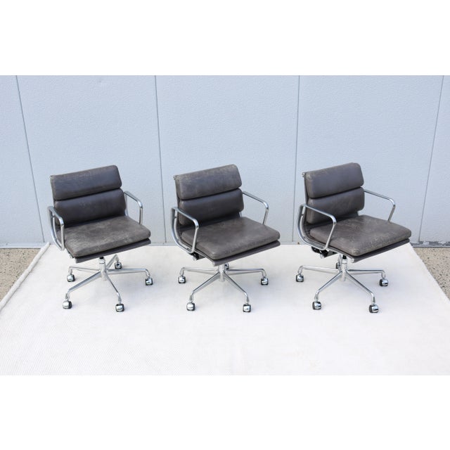 Mid-Century Distressed Gray Leather Eames Soft Pad Management Chair by Herman Miller For Sale - Image 9 of 18