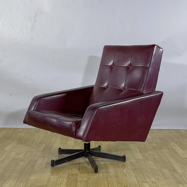 This stunning swivel lounge chair perfectly embodies 1950s rockabilly style. Featuring a bold, dynamic silhouette, it's an...