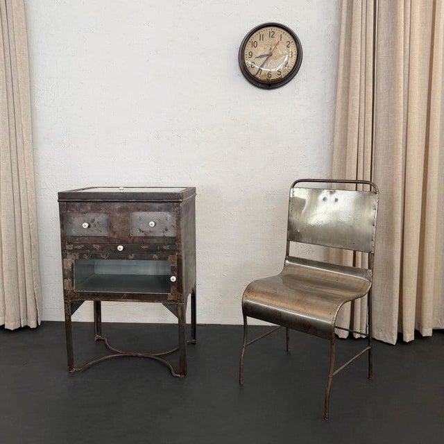 Art Deco 1940s Industrial Brushed Steel Top Opening Medical Apothecary Display Cabinet For Sale - Image 3 of 12