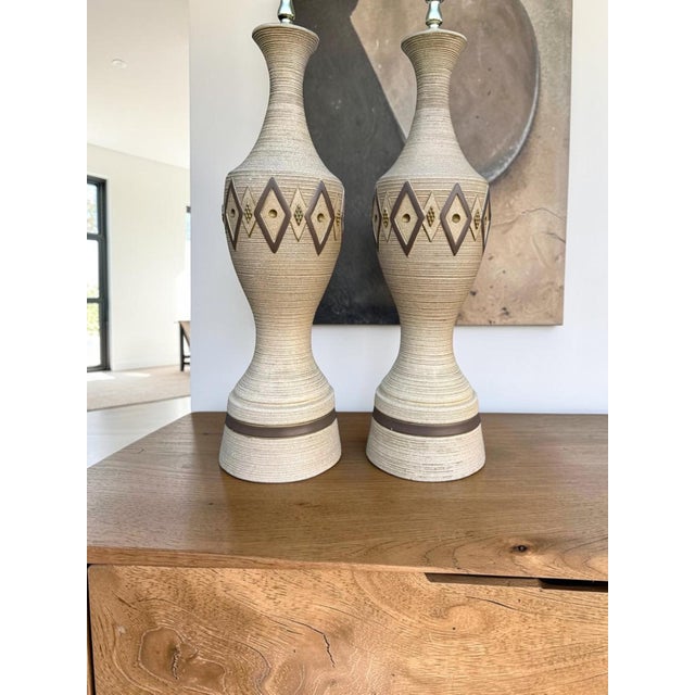 Vintage Mid Century Modern Chalkware Lamp Pair — Neutral Ribbed Texture For Sale - Image 11 of 11