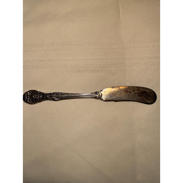 Elevate your tabletop service with this beautiful vintage hollow-handle master butter knife by the legendary American...