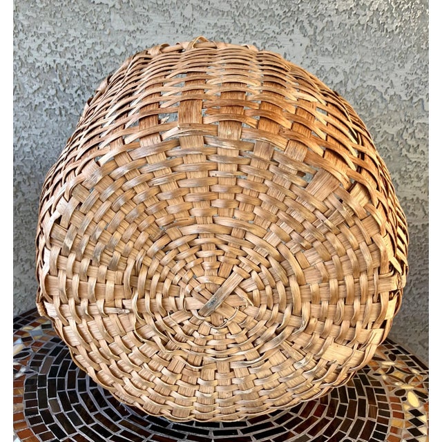 Circa 1940 Bushwhacker-Inspired Basket - Nicely Sized Black Ash Splint With Hickory Rim Lashing For Sale - Image 11 of 12