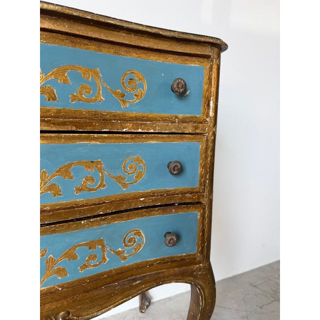 1950s Italian Hollywood Regency Giltwood & Teal Blue Three-Drawer Nightstand With Gold-Leaf Scrollwork For Sale - Image 10 of 12