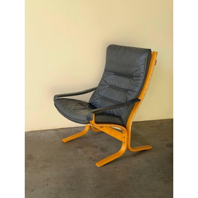 Mid 20th Century Norwegian Lounge Chair in Style of Ekornes– MCM Grey Leather & Bentwood Frame Armchair For Sale In Los Angeles - Image 6 of 10