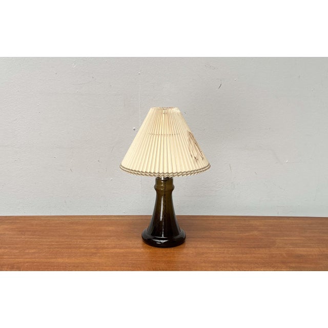 A traditional table lamp by the Danish manufacturer Holmegaard, designed by Hsin-Lung Lin in the late 1970s. A classic...