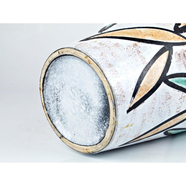 A beautiful floor vase from the German manufacturer Scheurich, dating from the 1960s. Design: Franz Karl. The decoration...