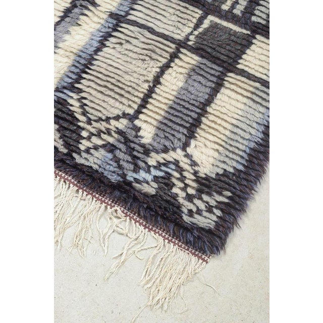 Scandinavian designer Rya carpet, 1960/70s. Hand-knotted rya RUg in wool with a graphic pattern in shades of blue, grey,...