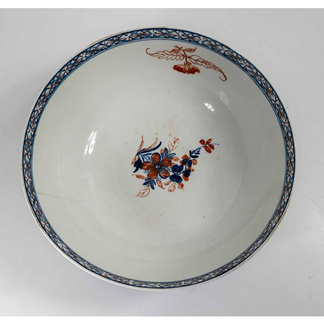 Ceramic 18th Century English Porcelain Bowl in Chinese or Japanese Imari Style For Sale - Image 7 of 15