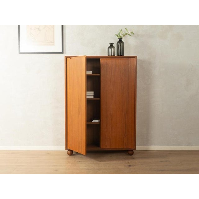 1960s chest of drawers Very good workmanship High-quality materials Solid wood edges Made in Denmark Depth: 32 cm Width:...