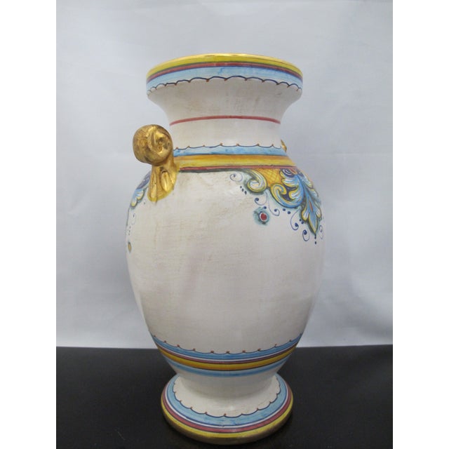 Gialletti Deruta Italian Majolica Pottery Brightly Hand Painted & Gold Urn Vase For Sale - Image 10 of 12