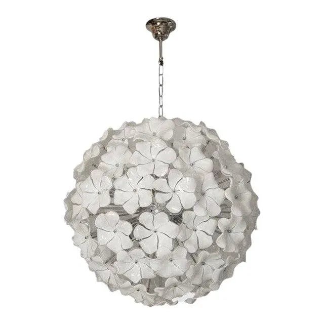 Contemporary Sputnik chandelier with white lotus flowers blown in Murano glass. D60 lot of 2 or a pair of chandeliers