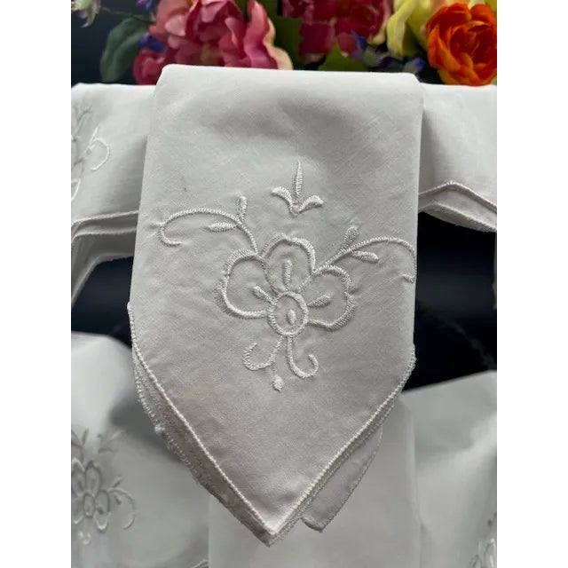Vintage Scalloped Edge White Dinner Napkins - Set of 8 For Sale - Image 10 of 12