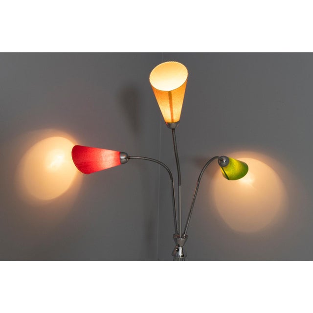 This floor lamp originates from Europe and dates to the 1960s–1970s. The design reflects decorative mid-century lighting...