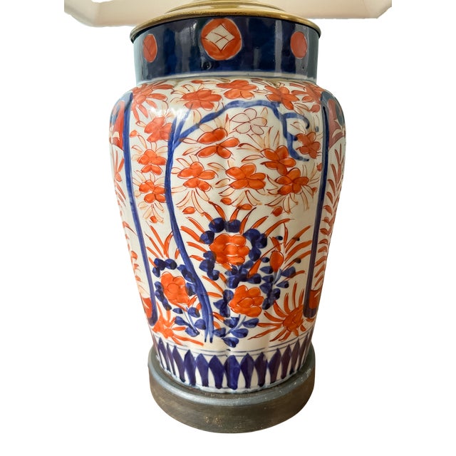Vintage Imari Style Hand-Painted Ceramic Table Lamp With Brass Hardware & Square Shade – Chinoiserie / Hollywood Regency For Sale - Image 11 of 13