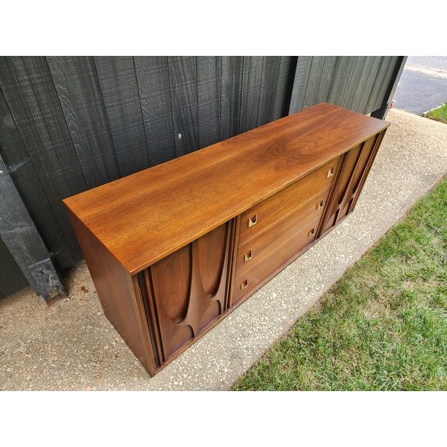 Broyhill Brasilia Mid Century Modern Walnut Triple Dresser Credenza | Sculptural Doors | Vintage 1960s For Sale - Image 10 of 16