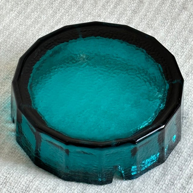 Mid 20th Century 1960s Mid-Century Modern Pebbled Glass Teal Ashtray For Sale - Image 5 of 9