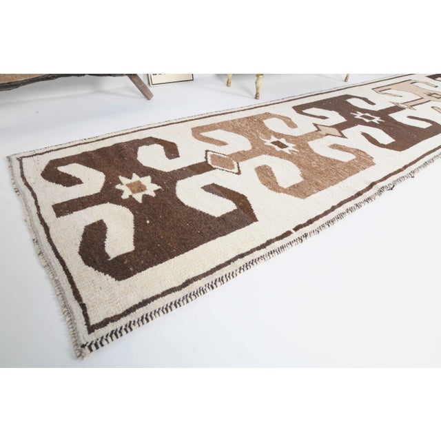 1970s Vintage Turkish Oushak Handmade Wool Cotton White Runner Rug For Sale - Image 5 of 11