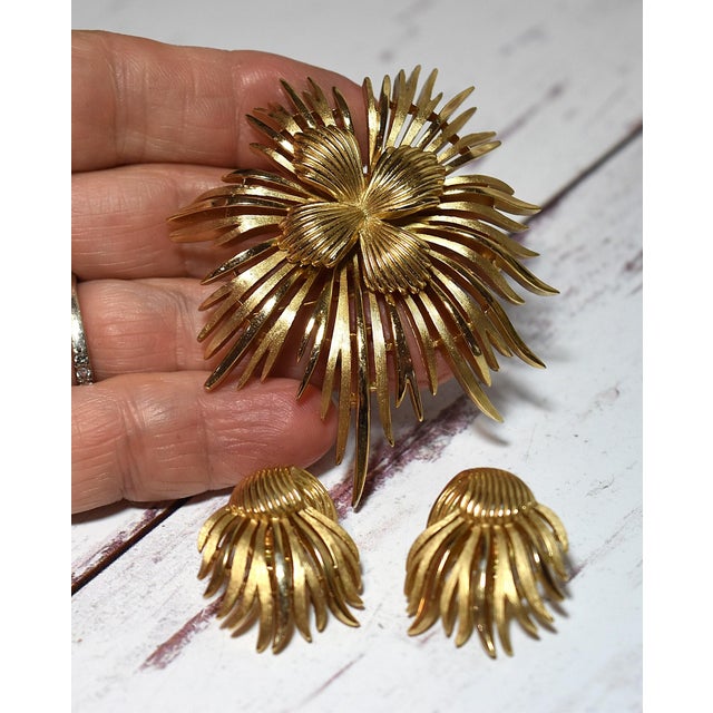 Vintage Crown Trifari Gold Tone Textured and Shiny Mod Atomic Pin Brooch & Earrings For Sale - Image 9 of 18