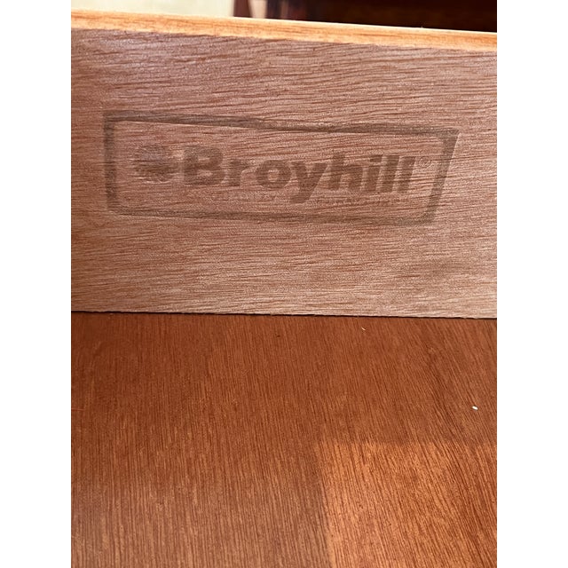 Broyhill Broyhill Mission Style Arts & Crafts Lighted China Cabinet Buffet For Sale - Image 4 of 12