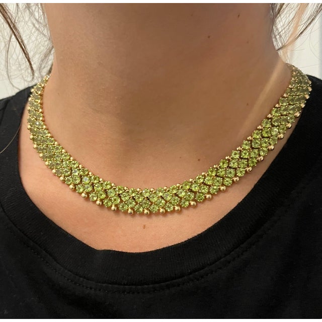 2010s 45 Carat Green Peridot Cluster Choker Necklace in 14K Yellow Gold For Sale - Image 5 of 7