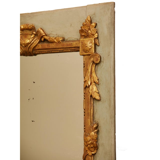 French 1800s Painted and Carved Giltwood Mirror with Cartouche and Floral Motifs For Sale - Image 4 of 9
