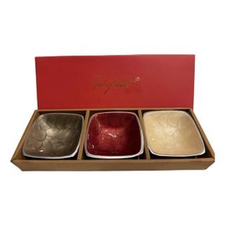 Contemporary Julia Knight Classic Petite Enamel Bowls with Original Box - 4 pcs For Sale