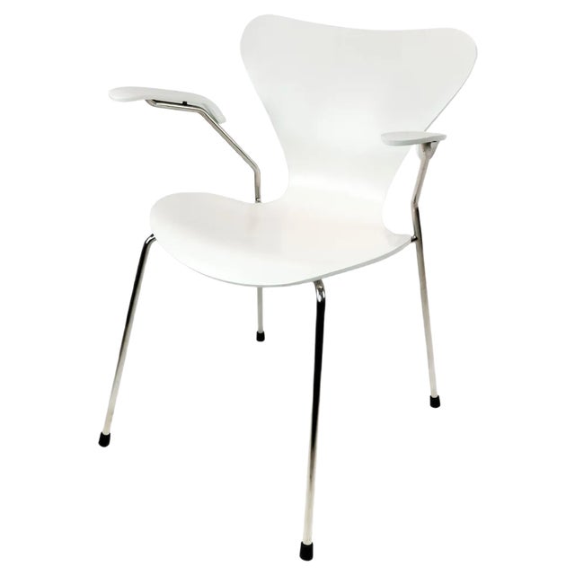 White Model 3207 Chair with Armrests by Arne Jacobsen and Fritz Hansen For Sale