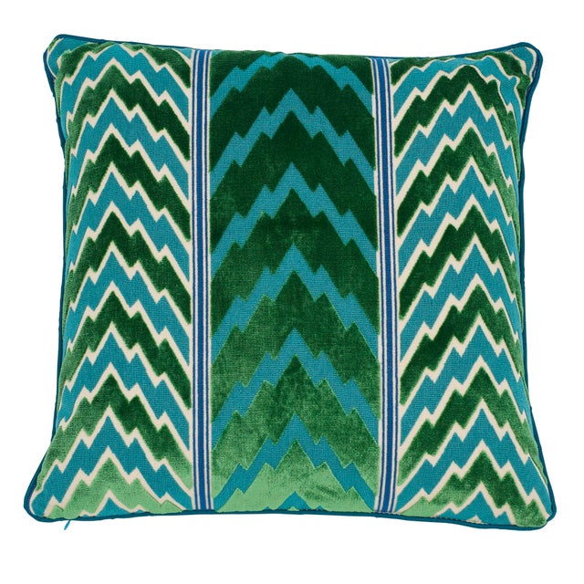 This 20" x 20" pillow features Florentine Velvet in Emerald paired with Gustave Silk Lip Cord in Peacock. Ooh la la! This...