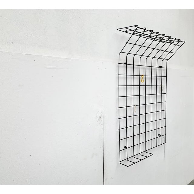 Minimalist Mid-Century Gitterwarderobe. Simple wardrobe made of coated metal grille. The upper and part of the lower area...