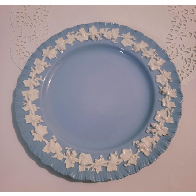 Wedgwood 1950s Wedgwood Etruria Cream on Blue Embossed Queensware 8" Salad Plate Barlaston, Lavendar on Cream Shell Ribbed Edge Pattern For Sale - Image 4 of 7