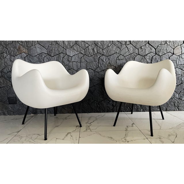 Modern Mid-20th Century Modernism White RM58 Armchairs by Roman Modzelewski for Vzór, 2016, Set of 2 For Sale - Image 3 of 18