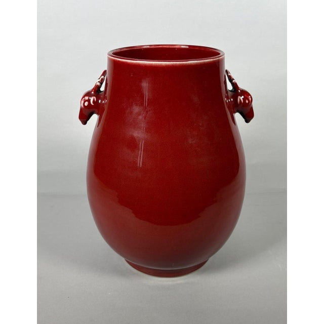 Large red porcelain vase "Oxblood" - Qing dynasty, China. 19th century For Sale - Image 4 of 7