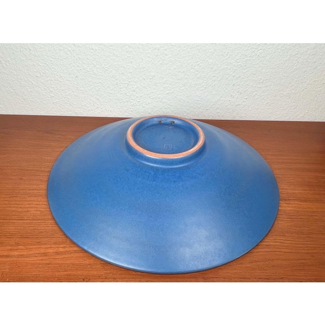 1960s Large Mid-Century Modern German Studio Pottery Decorative Wall Plate by Eva Fritz-Lindner for Karlsruher Majolika, 1960s For Sale - Image 5 of 18