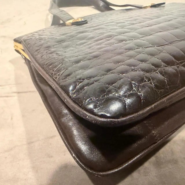 An Elegant 1960s Vintage Dark Brown Leather and Brass Clasp Italian Hand-Bag For Sale - Image 12 of 16