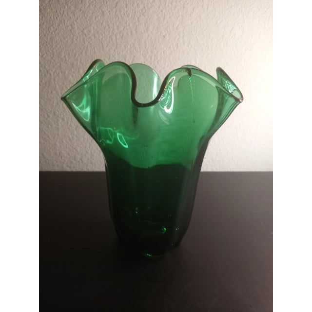 Vintage Handblown Emerald Green 8" Ruffled Edge Handkerchief Vase. Procured at auction BOX 14