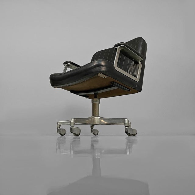Black Italian Modern Leather and Metal Armchair by Osvaldo Borsani for Tecno, 1970s For Sale - Image 8 of 18