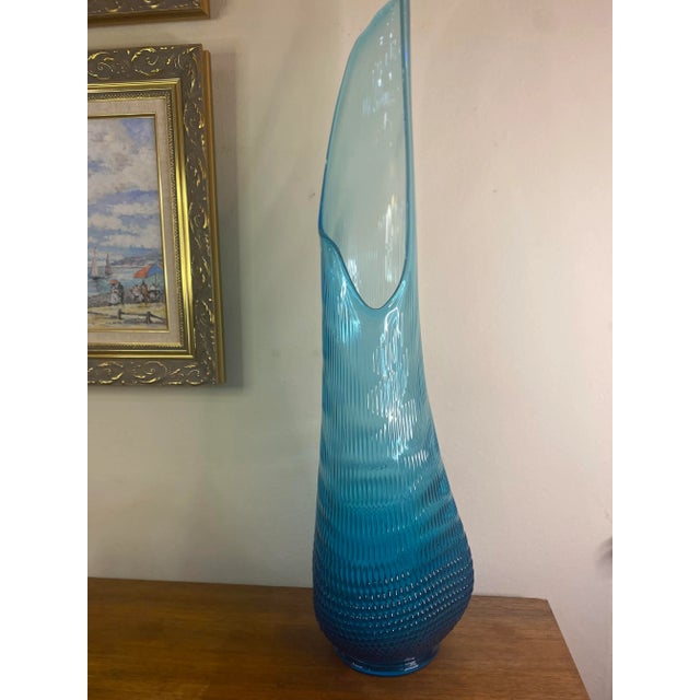 Beautiful vintage 1960s nubby butt swing glass vase by L.E. Smith in teal blue.