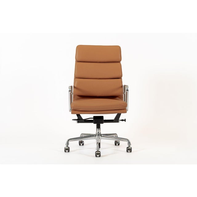 This authentic Eames for Herman Miller Soft Pad Executive Height office chair from the Aluminum Group Collection was...