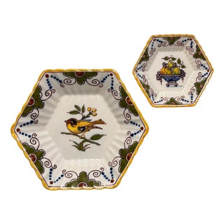 Hand-Painted Tichelaar Makkum Polychrome Hexagonal Dishes, 20th Century, Set of 2 For Sale