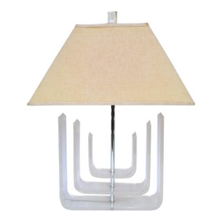 Sculptural Mid-Century Modern Lucite and Chrome Table Lamp With Original Shade For Sale