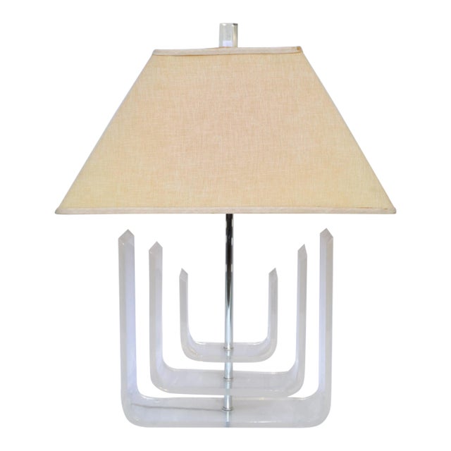 Sculptural Mid-Century Modern Lucite and Chrome Table Lamp With Original Shade For Sale